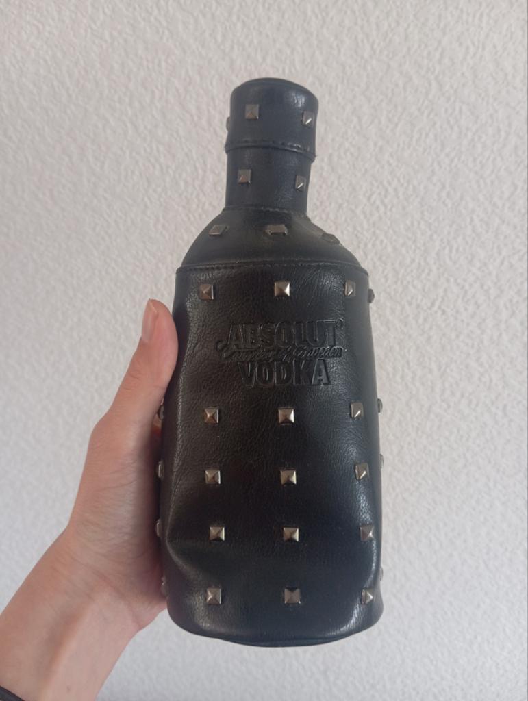 Absolut Vodka fles hoes met studs, Ophalen of Verzenden