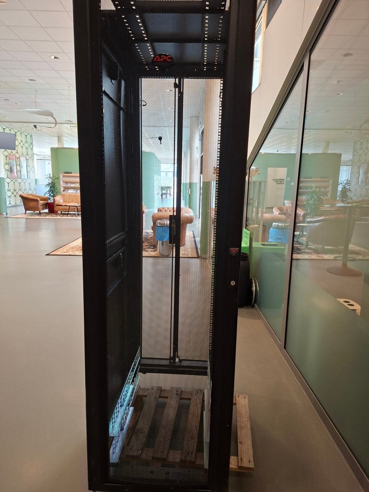serverkast - patchkast - merk APC - 60x100cm, Ophalen, Gebruikt, Geperforeerd, Geperforeerd