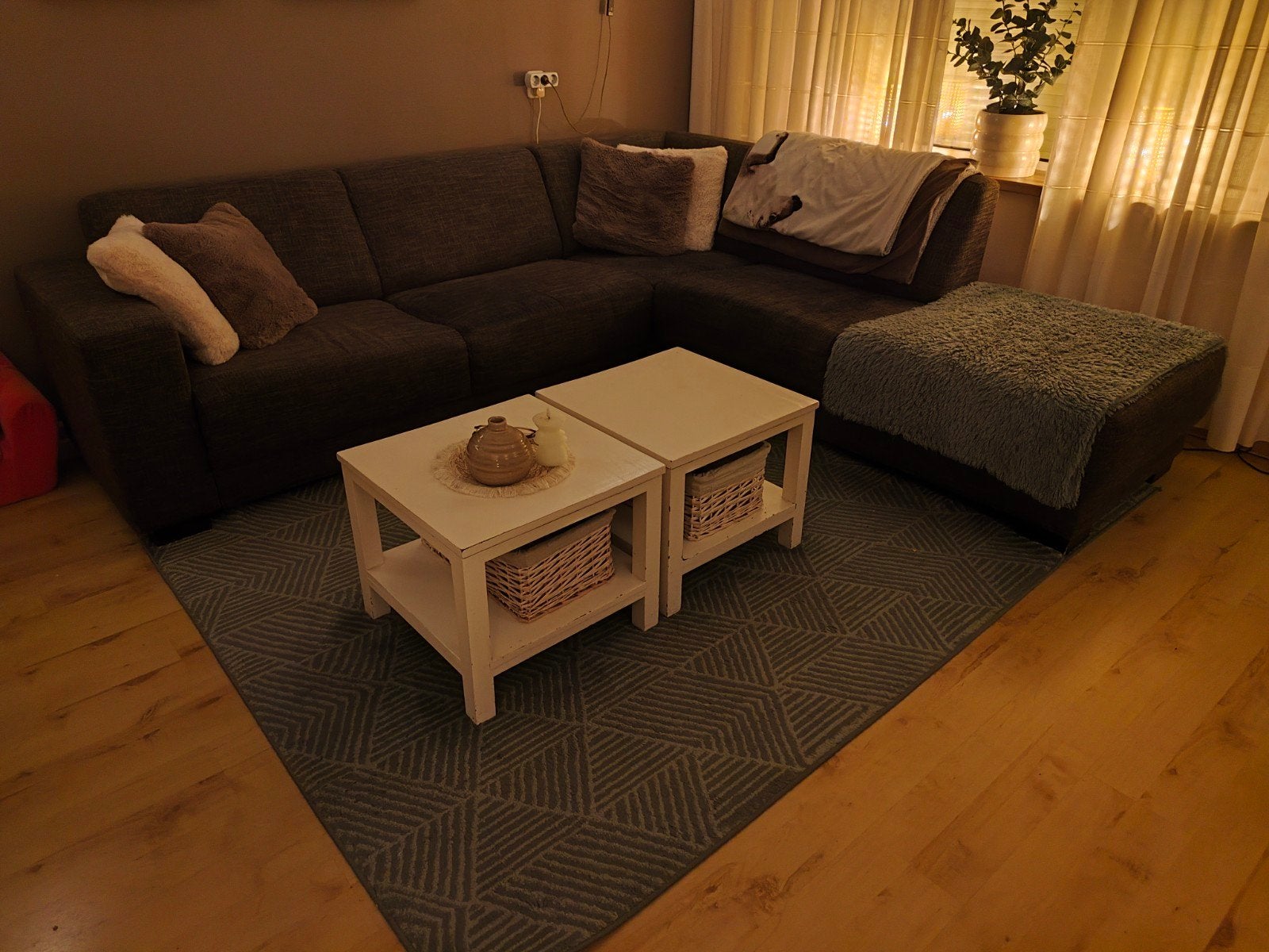 Gratis!! Hoekbank, vloerkleed, 2 tafels (zonder decoratie)
