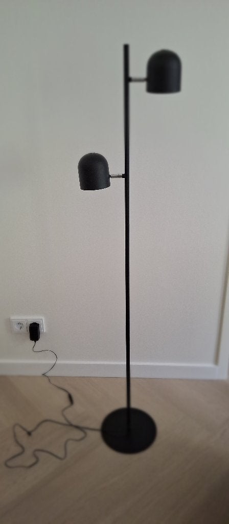 Zwarte staande lamp, Huis en Inrichting, Lampen | Vloerlampen, Ophalen, 100 tot 150 cm, Zo goed als nieuw, Metaal