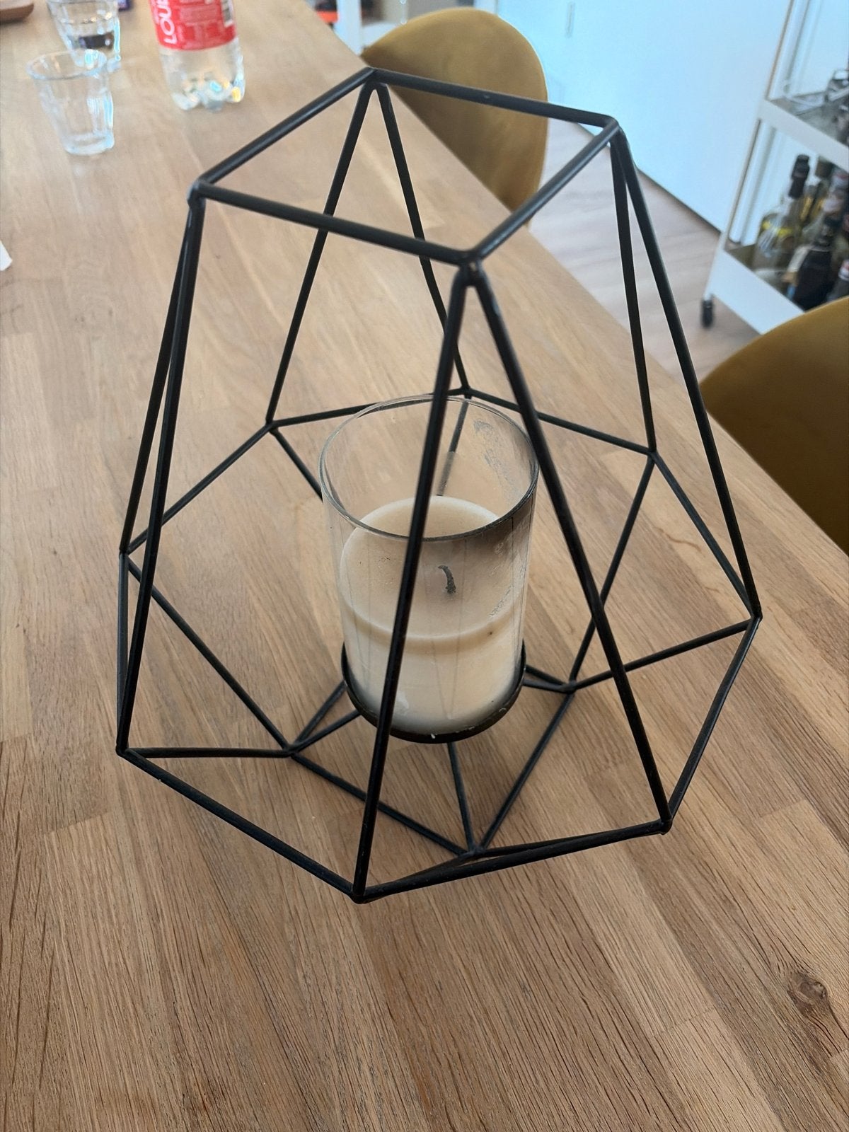 Zwart metalen kandelaar met geometrisch design, Huis en Inrichting, Woonaccessoires | Kandelaars en Kaarsen, Ophalen, Gebruikt