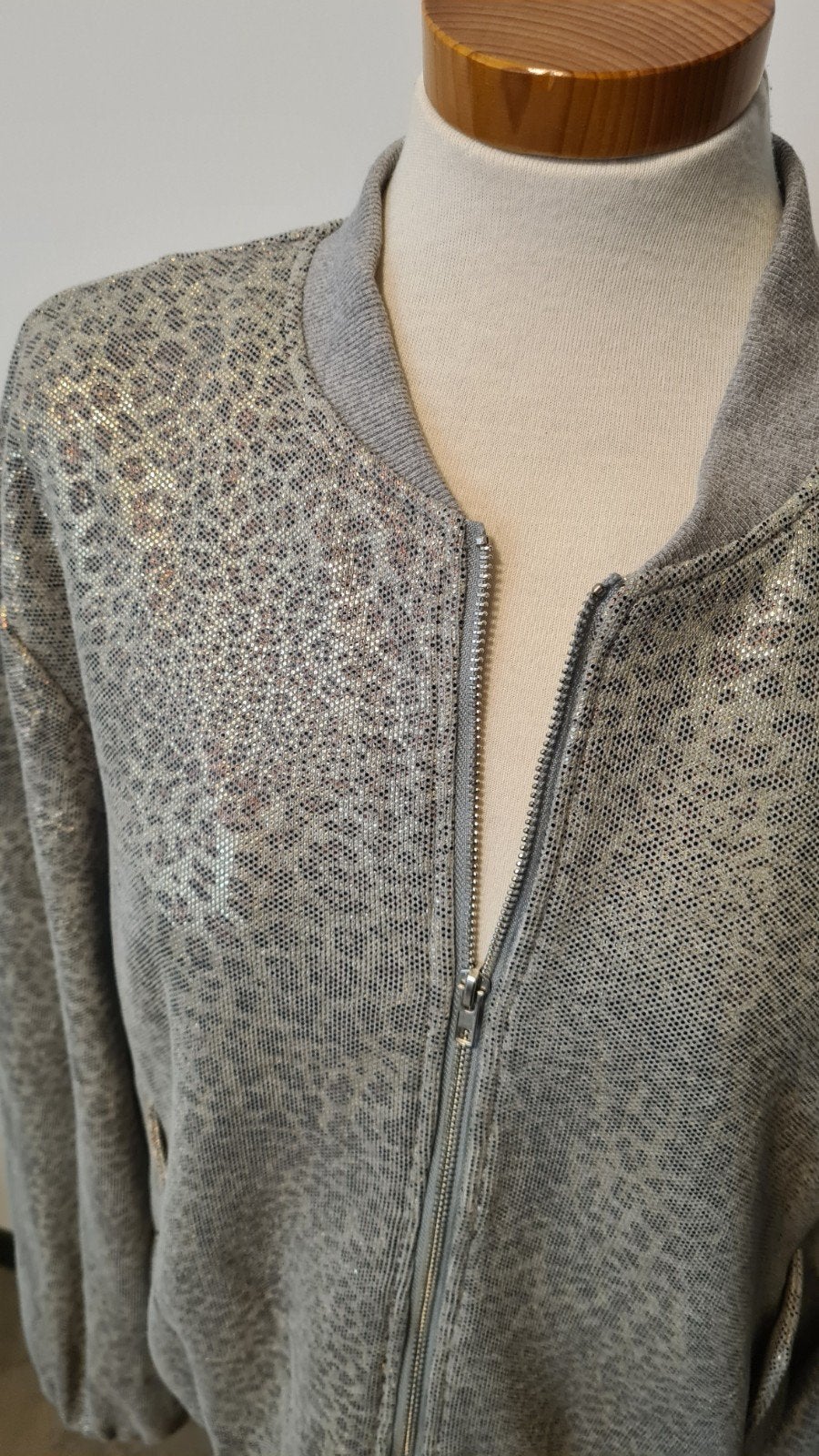 super gaaf bomberjasje C&S the Label xl zilver/print, Kleding | Dames, Maat 42/44 (L), Nieuw, Ophalen of Verzenden, Jasje