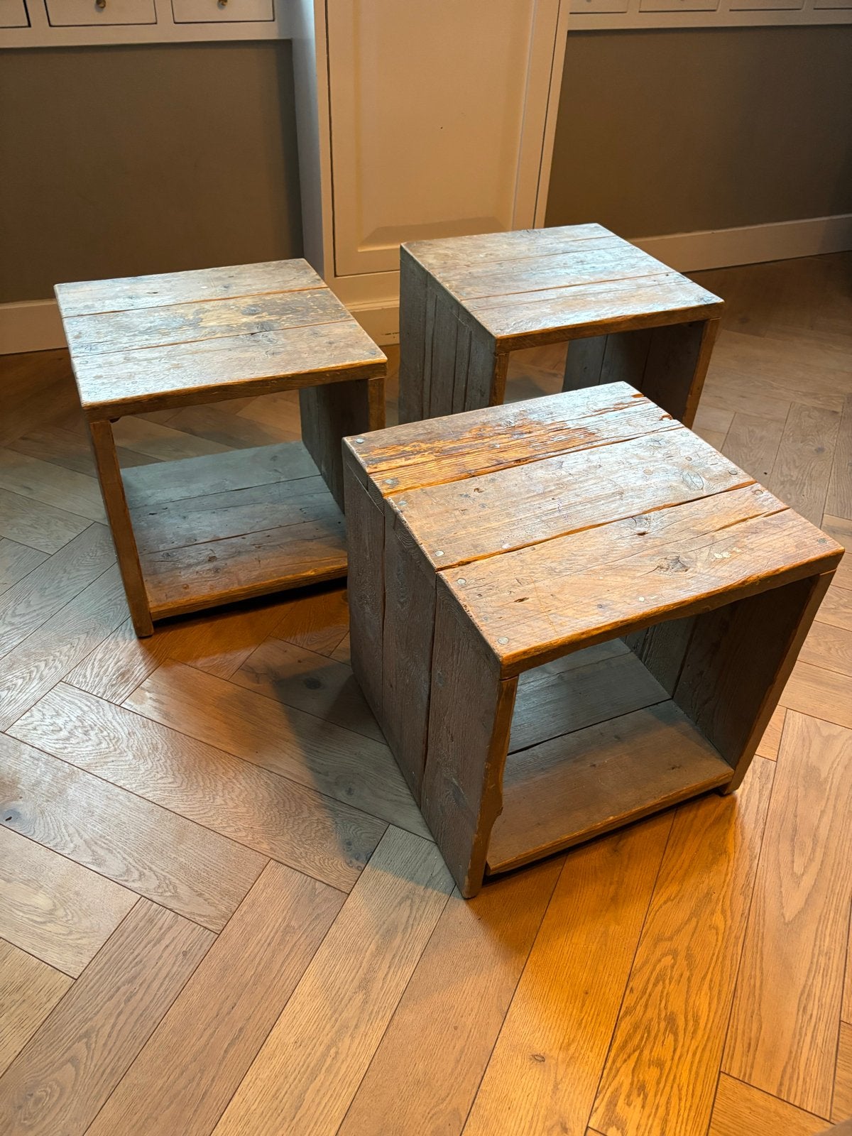 Set van 3 vierkante houten bijzettafels/krukjes - 45cm, Minder dan 55 cm, Gebruikt, Vierkant, Hout