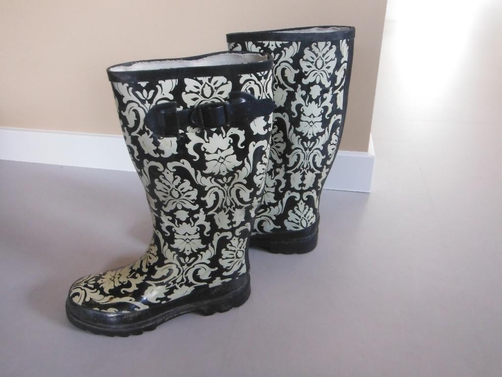 leuke regen laarzen in zwart/ creme gebloemd, mt 37, Kleding | Dames, Hoge laarzen, Verzenden, Zwart, Gedragen