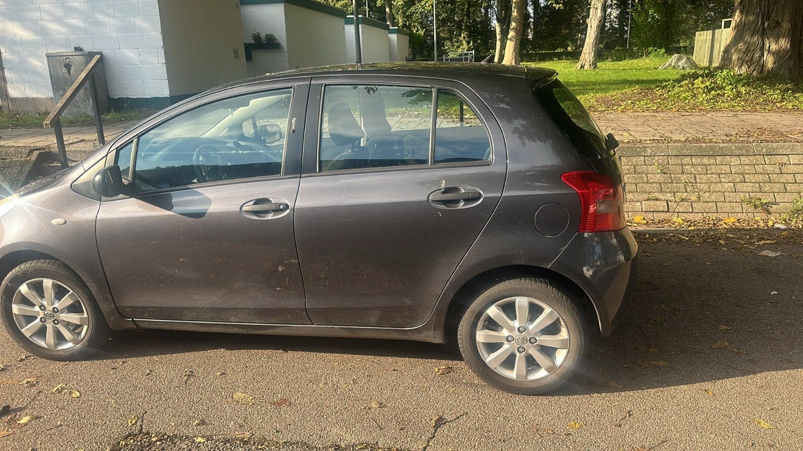 Toyota Yaris 1.3 16V Vvt-i 5DR 2009 Grijs, Auto's, Voorwielaandrijving, 1025 kg, 40 €/maand, 4 cilinders