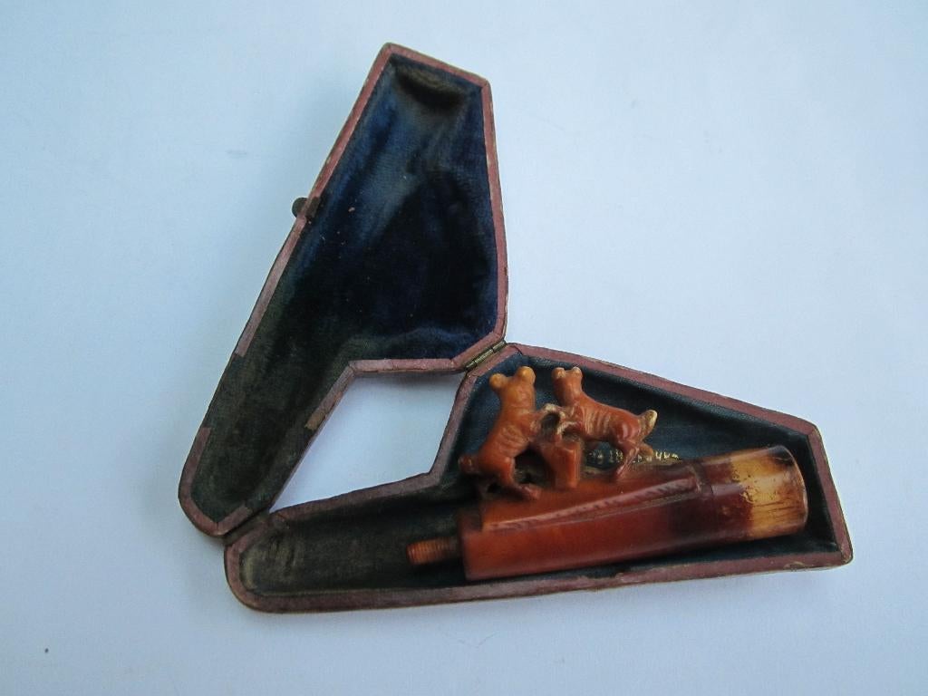 Antieke Meerschuim/ Meerschaum pijp met honden in etui, Ophalen of Verzenden, Gebruikt, Sigarenbandjes