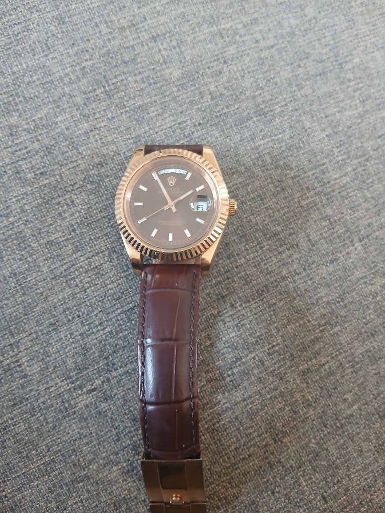 Daydate horloge bruin en rosegoud kleur, Sieraden, Tassen en Uiterlijk, Horloges | Heren, Overige merken, Overige materialen, Leer