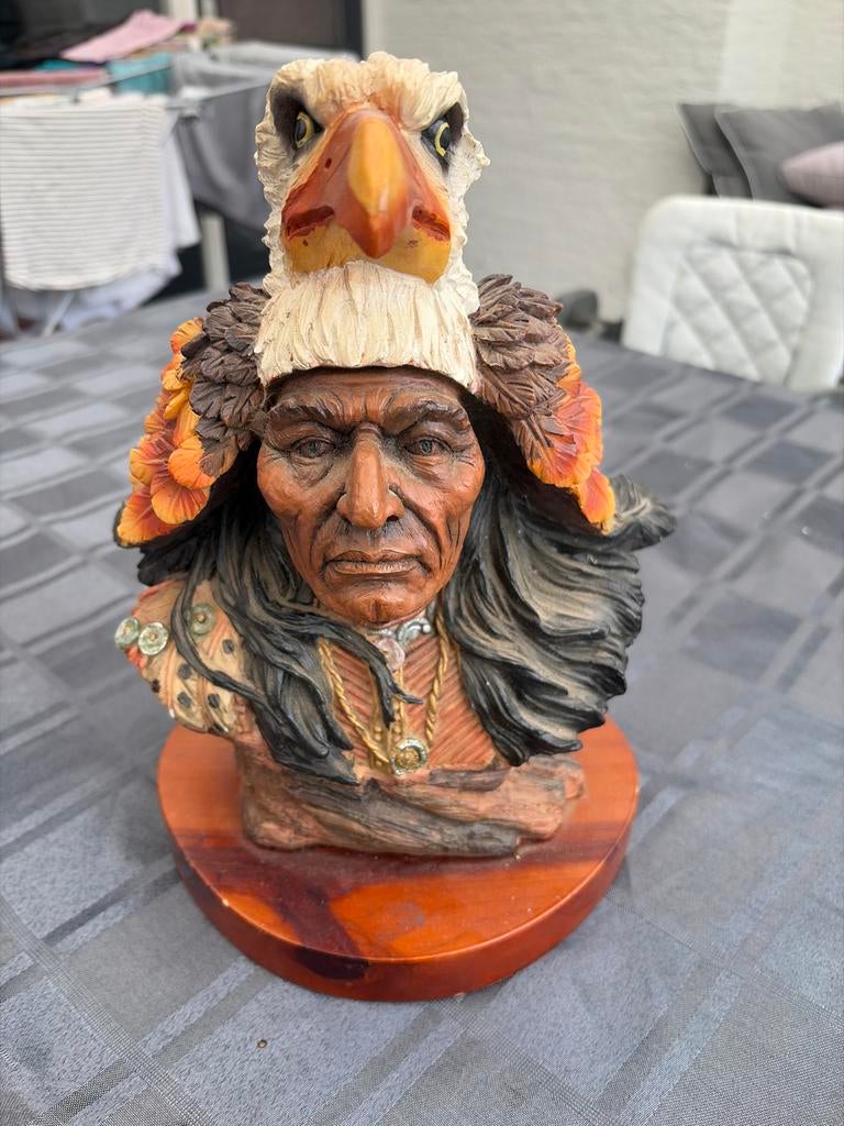 Buste Indiaan met Adelaar Hoofdtooi - Gedetailleerd Beeld, Antiek en Kunst, Ophalen, Buste, 20 - 50 cm, Overige materialen