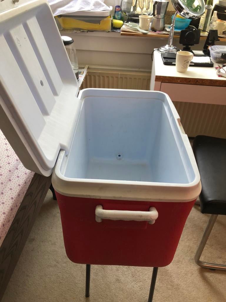 Grote Rubbermaid Koelbox met Afvoer en Poten, Ophalen of Verzenden, Zo goed als nieuw, Koelbox, Koelelement