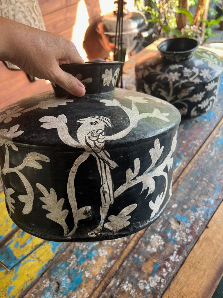 Indiase metalen pot vaas zwart vogel India handbeschilderd, Antiek en Kunst, Antiek | Vazen, Ophalen of Verzenden