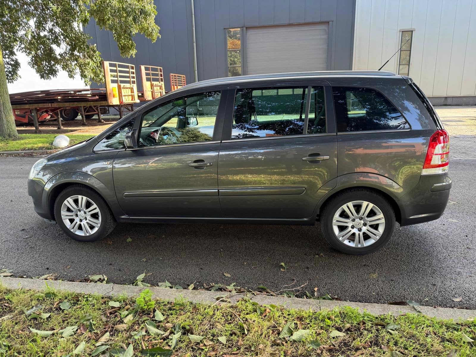Opel Zafira 1.8 Cosmo Apk Nap 7 persoon, Auto's, Voorwielaandrijving, Dealer onderhouden, 4 cilinders, Nieuw