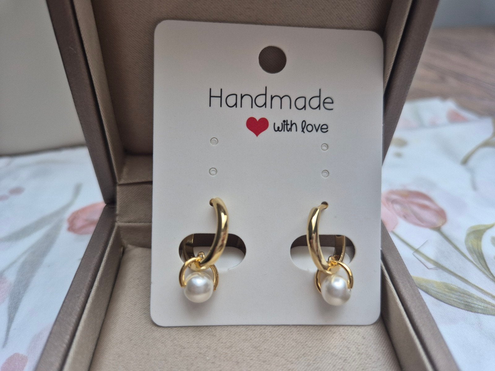 Nieuwe gouden oorbellen met parels - Handmade with love, Hangers, Nieuw, Ophalen of Verzenden, Goud