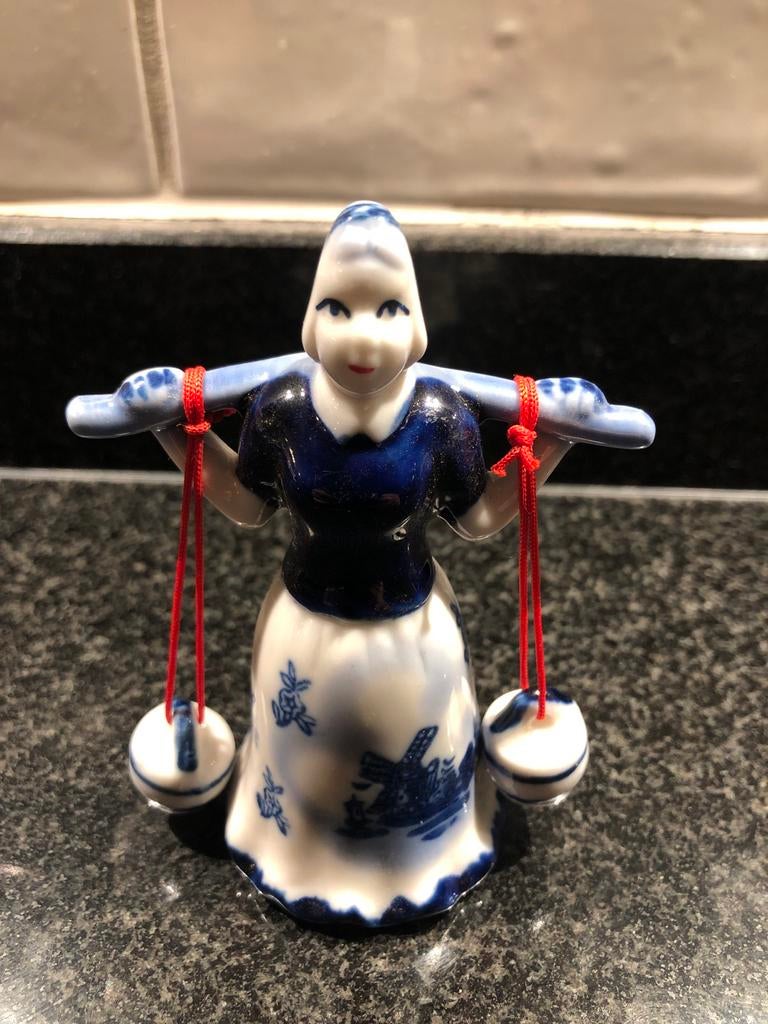 Delfts Blauw beeldje: Hollandse vrouw met juk, Antiek en Kunst, Antiek | Porselein, Ophalen