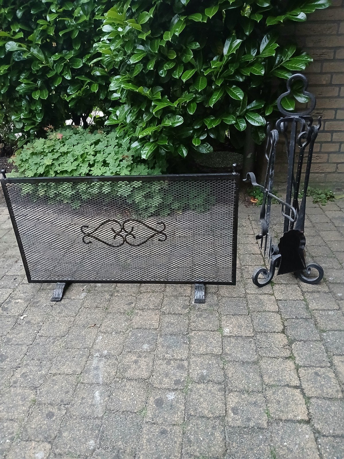 Haardstel zwart gietijzer bewerkt scherm, rekje en rooster, Huis en Inrichting, Ophalen of Verzenden, Vrijstaande haard, Houthaard