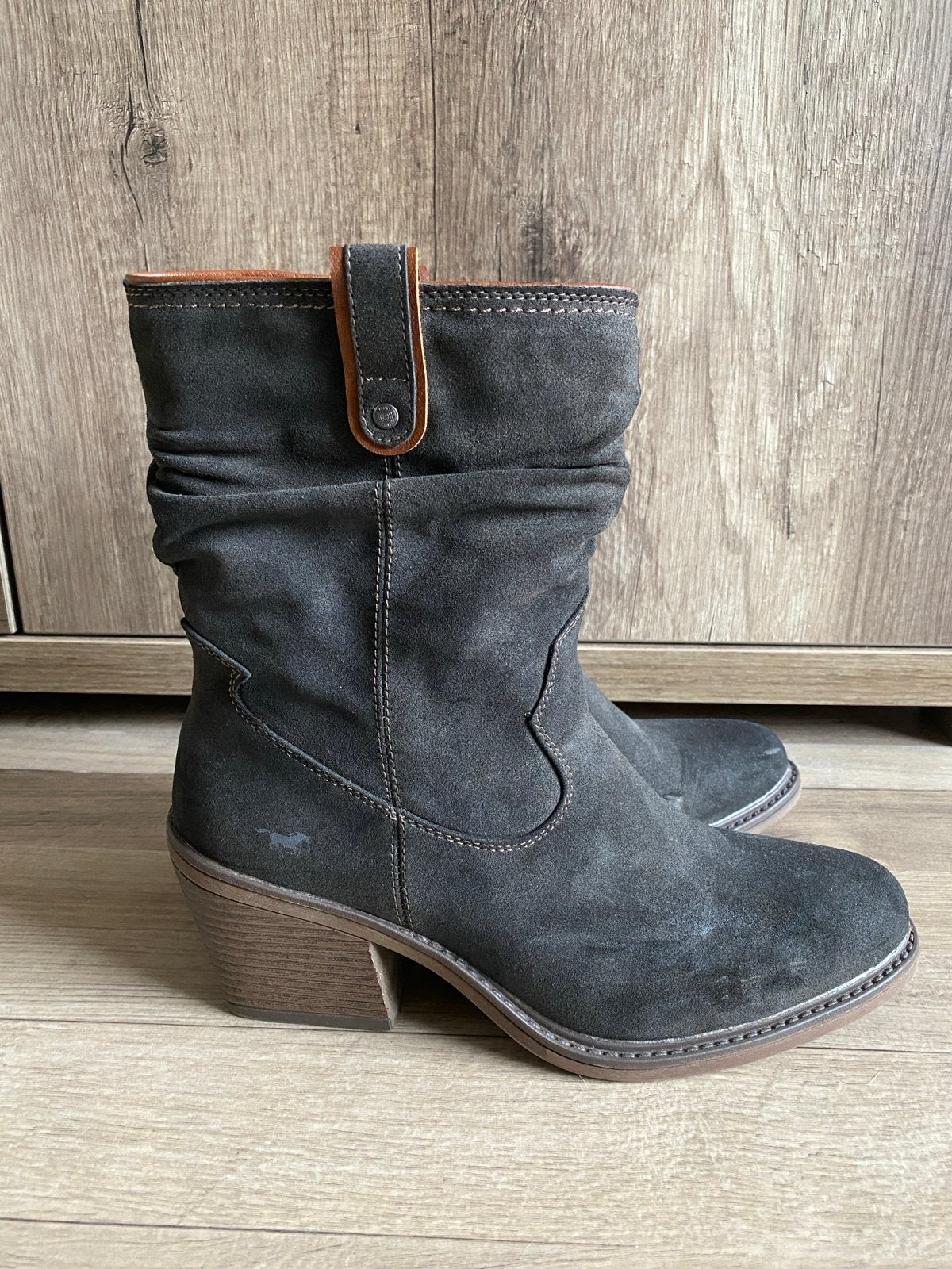 Mustang suède enkellaarzen - Grijs - Maat 41, Kleding | Dames, Verzenden, Zo goed als nieuw, Grijs, Lage of Enkellaarzen
