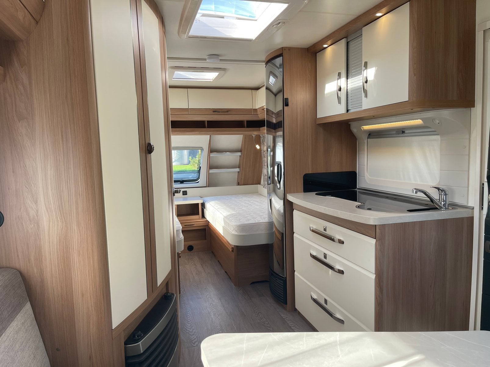 Foto 8 van Hobby 495 UL uit 2019 | 2 bedden | Mover | Luifel | Voortent