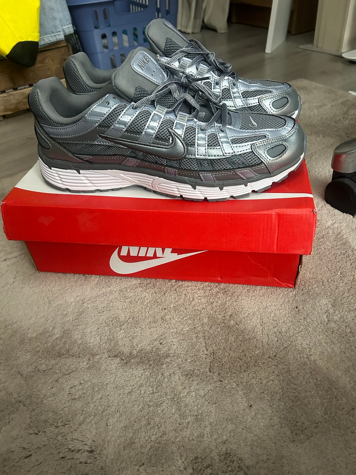 Nike P-6000 sneakers - Grijs - Maat 44.5/45 - Nieuw in doos, Kleding | Heren, Overige kleuren, Nieuw, Ophalen of Verzenden, Sneakers of Gympen