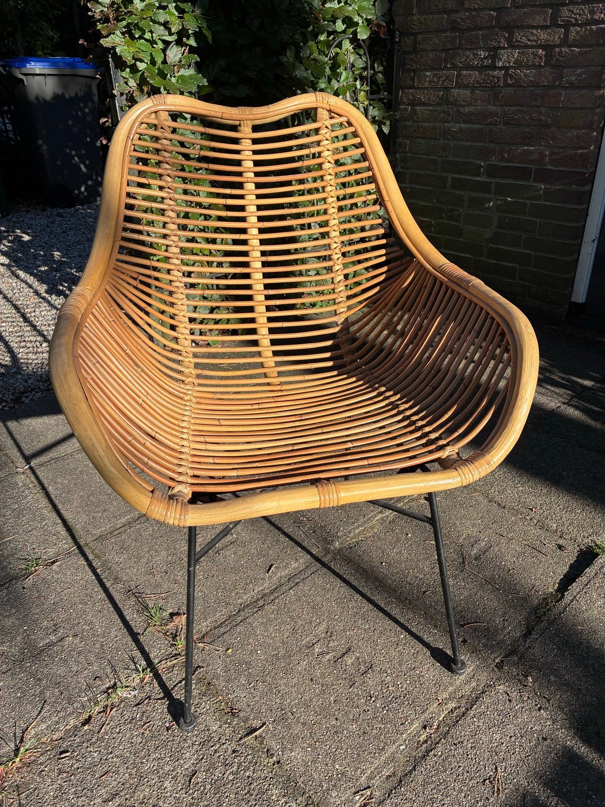 Vintage rotan stoel met metalen onderstel, Ophalen, Gebruikt, Bruin, Riet of Rotan