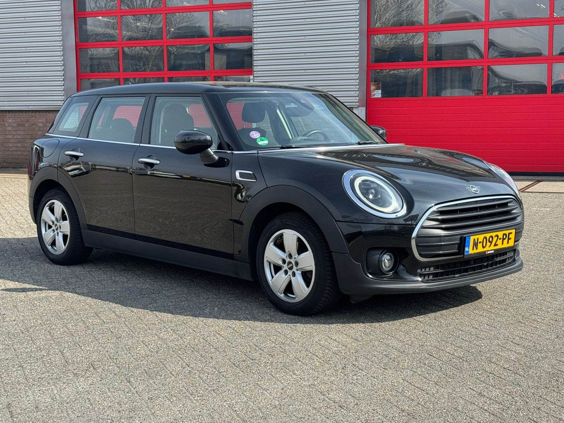 MINI Clubman ONE 1.5 APK 09-12-2027 APK 09-12-2027 Apple Car, Auto's, Mini, Gebruikt, 700 kg, Zwart, Handgeschakeld