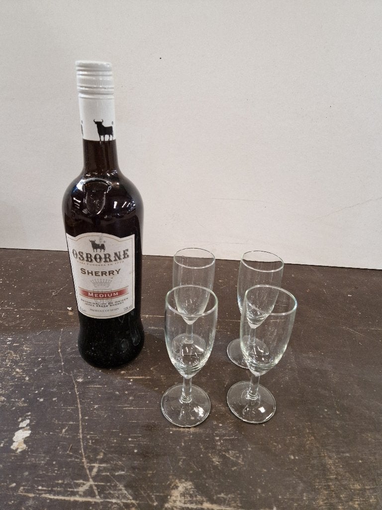 Osborne medium sherry (ongeopend) met 4 glaasjes, Ophalen of Verzenden, Nieuw, Borrel- of Shotglas