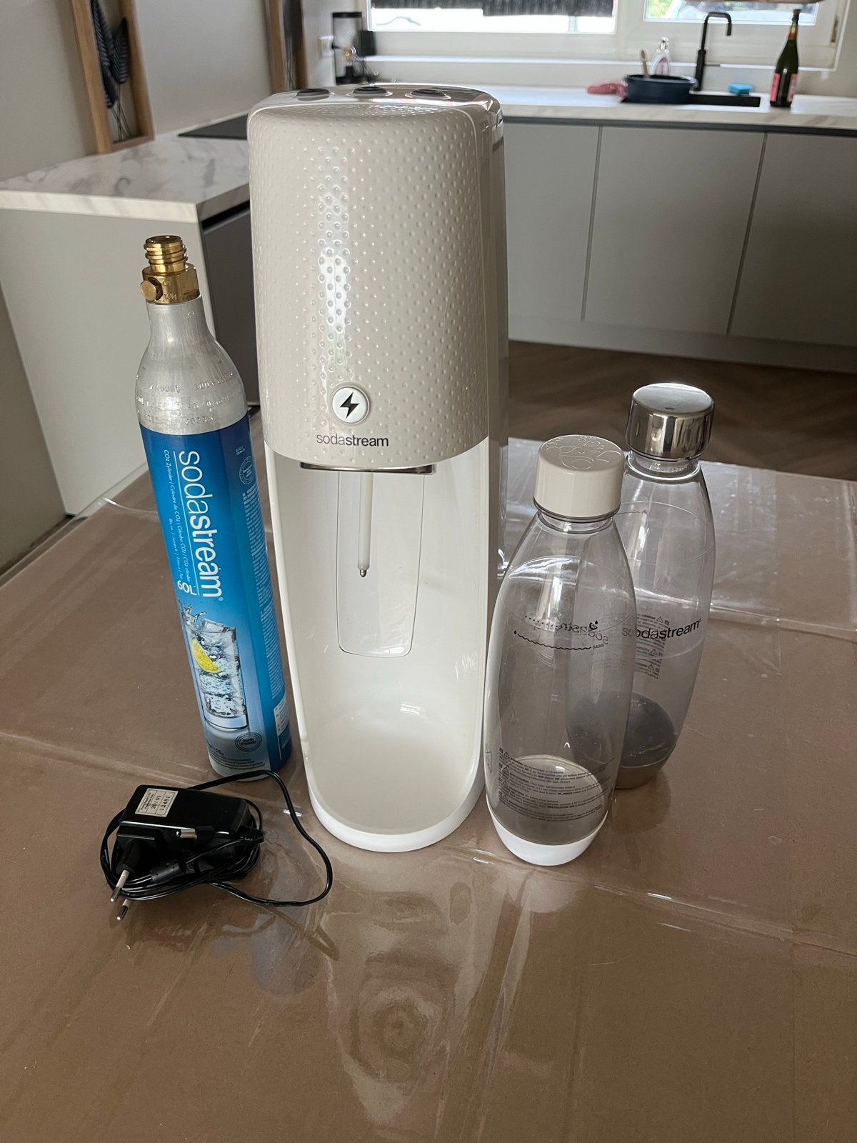 SodaStream met 2 flessen en 2 cilinders (1 leeg), Ophalen of Verzenden, Gebruikt, Wit