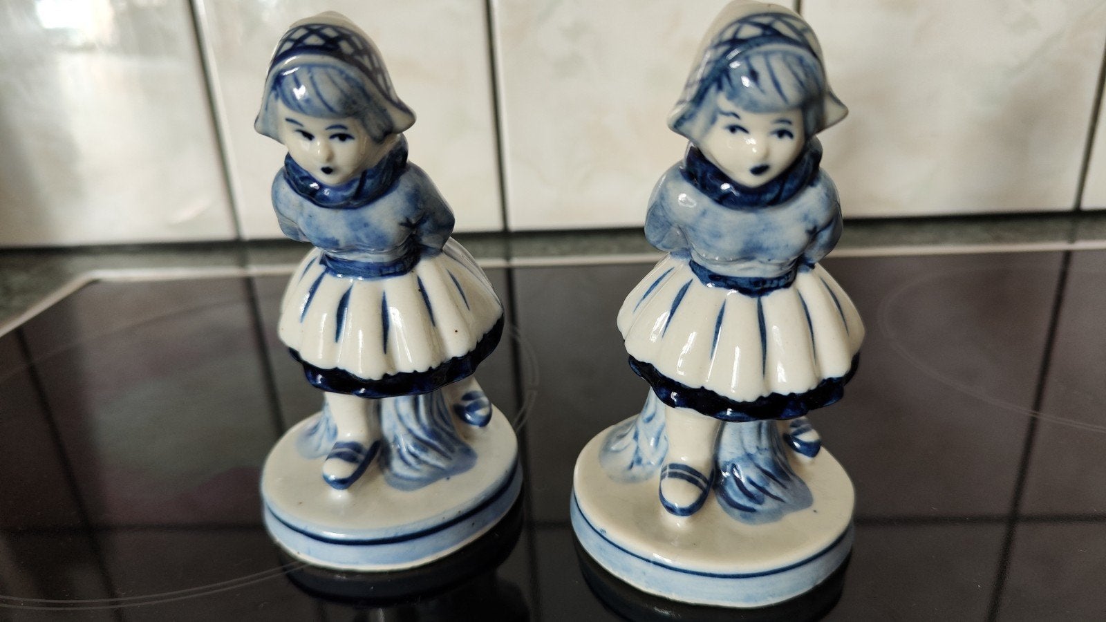 Handgeschilderde Delftse Meisjes Beeldjes (2 stuks), Antiek en Kunst, Ophalen of Verzenden