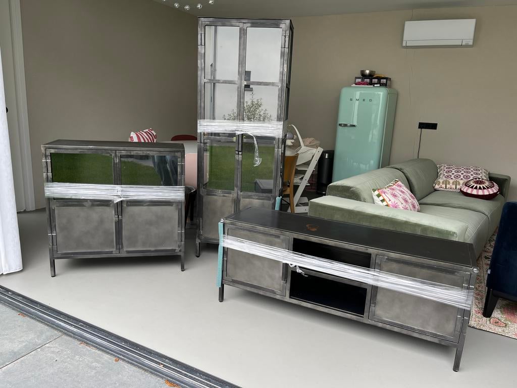 Industriële metalen tv-meubel, vitrinekast en dressoir, Gebruikt, 100 tot 150 cm, 150 tot 200 cm, Ophalen of Verzenden