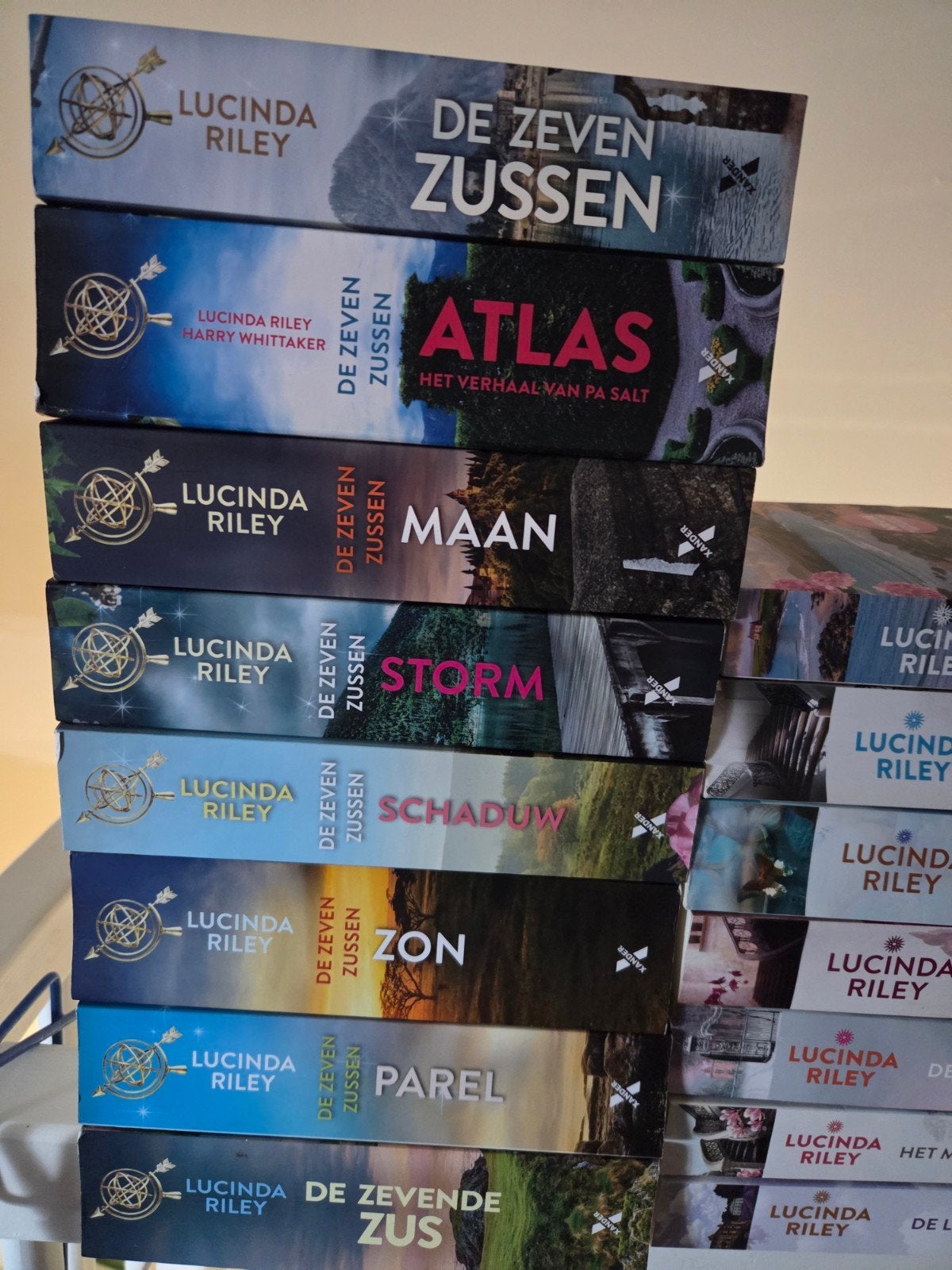 15x boeken - Lucinda Riley oa De Zeven Zussen reeks, Ophalen of Verzenden, Zo goed als nieuw