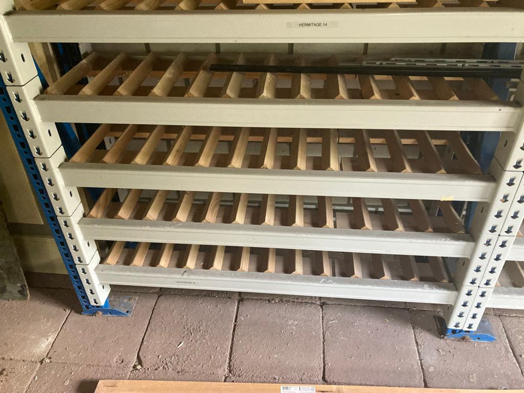Wijnrek voor 360 flessen, verankerd aan muur en vloer, Huis en Inrichting, Woonaccessoires | Wijnrekken, Ophalen, Zo goed als nieuw