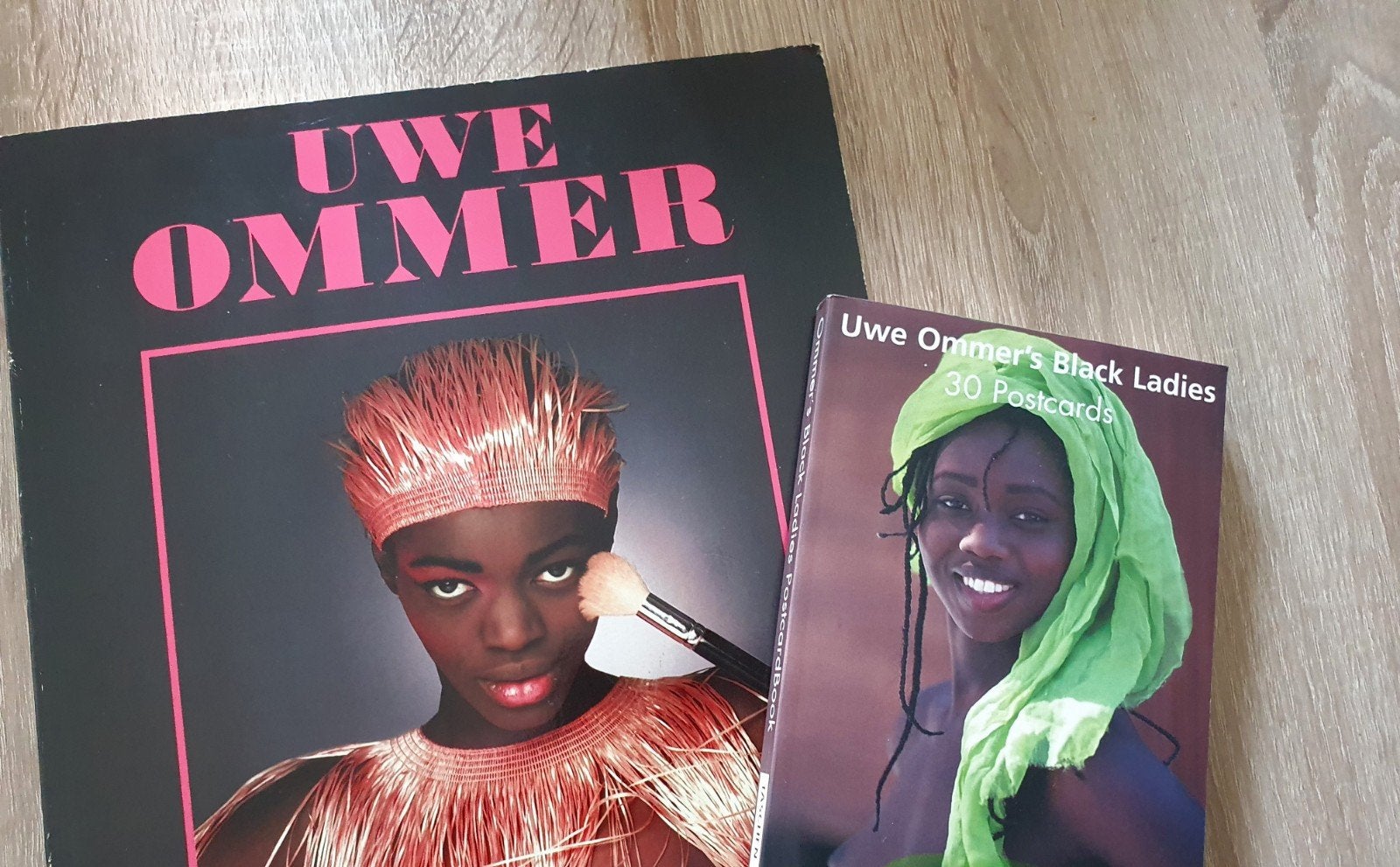 Uwe Ommer Fotoboek  en  30 postcards Black Ladies, Boeken, Ophalen of Verzenden, Gelezen, Fotografen