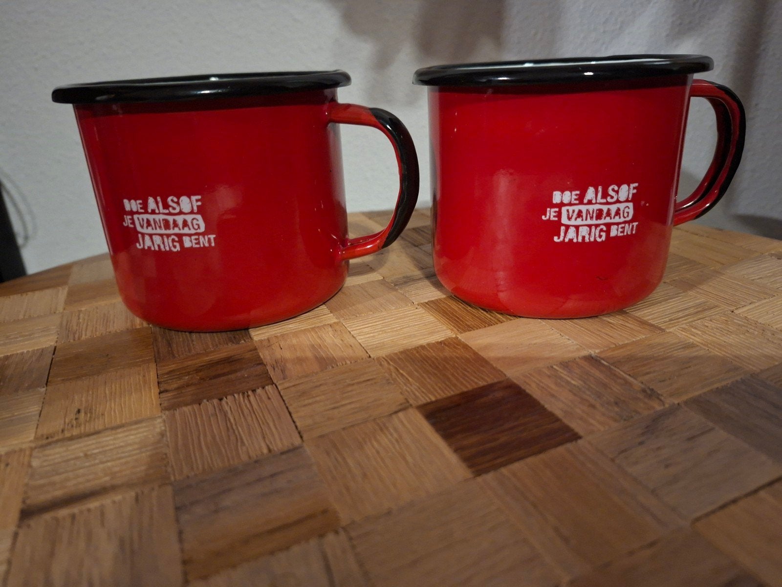 2x Douwe Egberts emaille mokken - 'Doe alsof je jarig bent', Ophalen of Verzenden