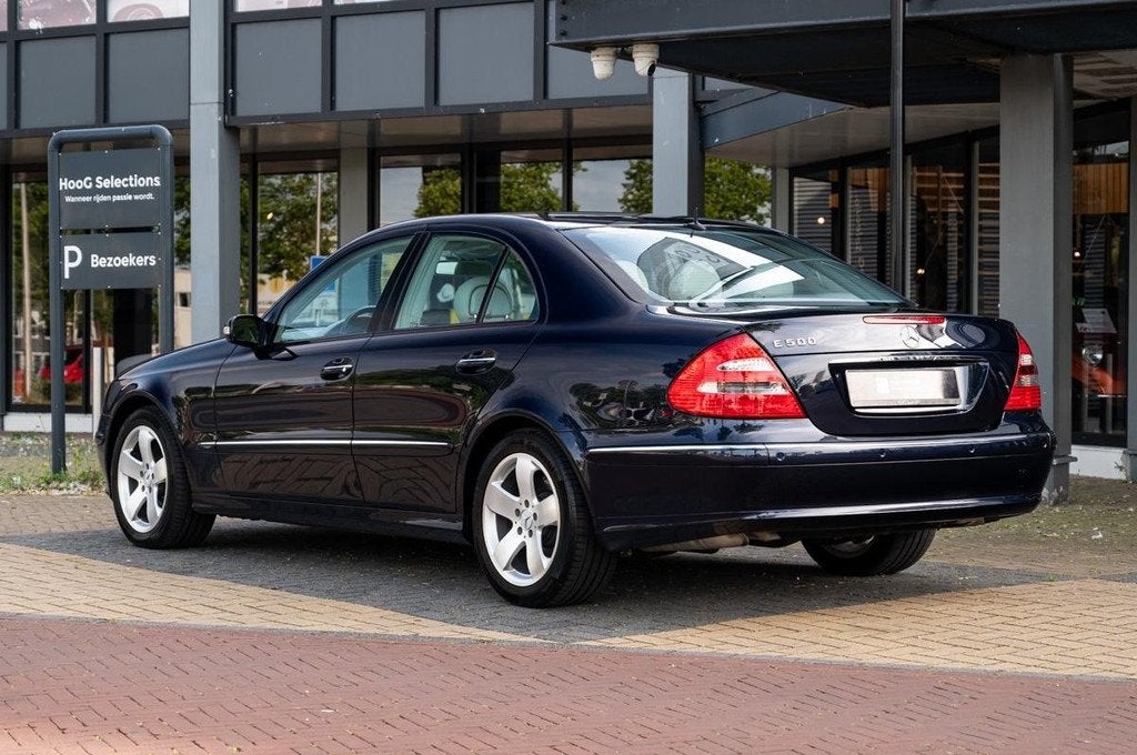 Mercedes-Benz E-Klasse E500 Avantgarde W211 (bj 2003), Auto's, Mercedes-Benz, Achterwielaandrijving, Gebruikt, Blauw, Bedrijf