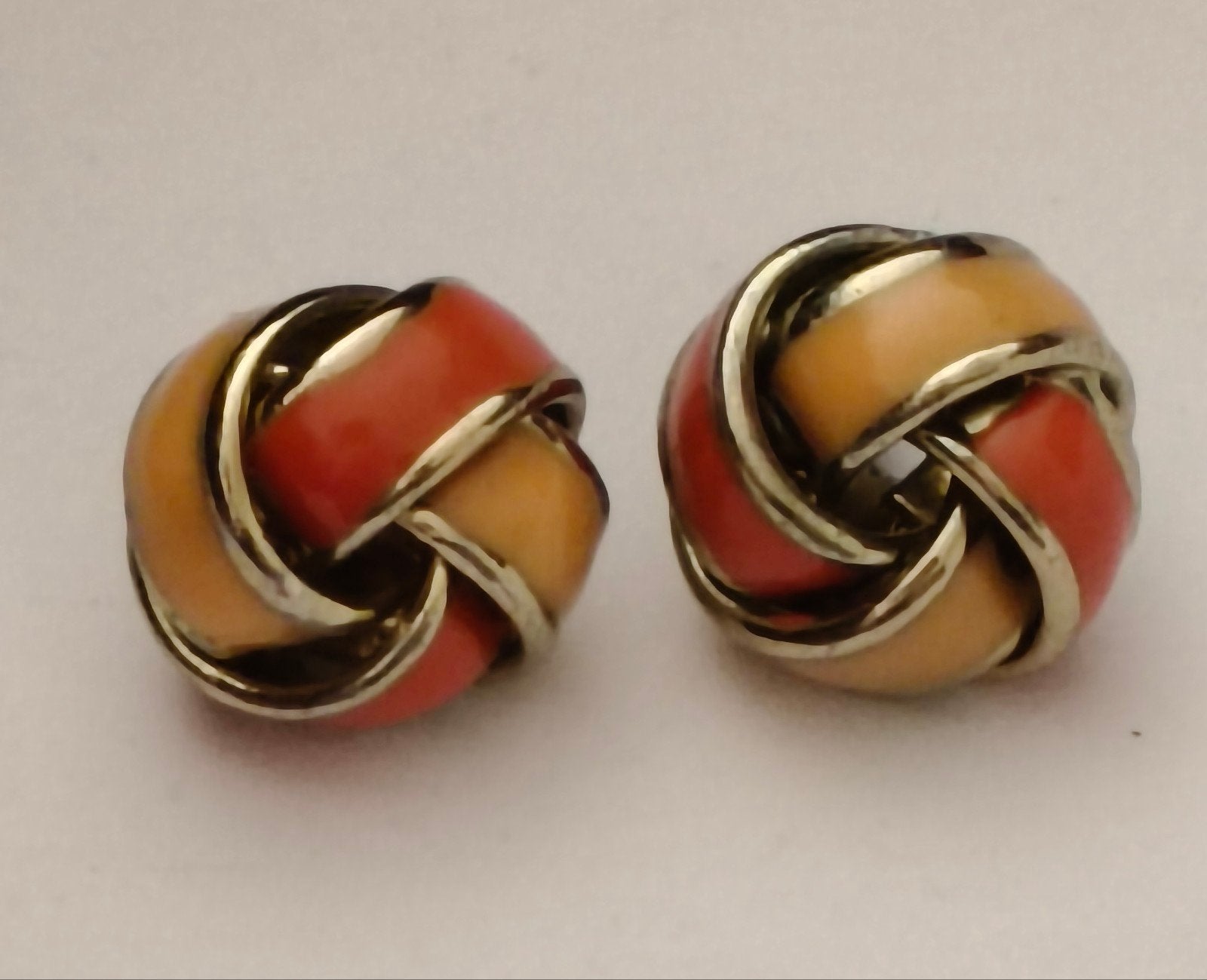 Vintage Oorbellen ingelegd emaille Oranje/Geel Knoopjes, Sieraden, Tassen en Uiterlijk, Oorbellen, Overige materialen, Geel, Ophalen of Verzenden