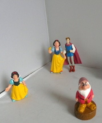 Sneeuwwitje met prins en dwerg., Verzamelen, Disney, Ophalen of Verzenden, Sneeuwwitje of Doornroosje, Zo goed als nieuw, Beeldje of Figuurtje