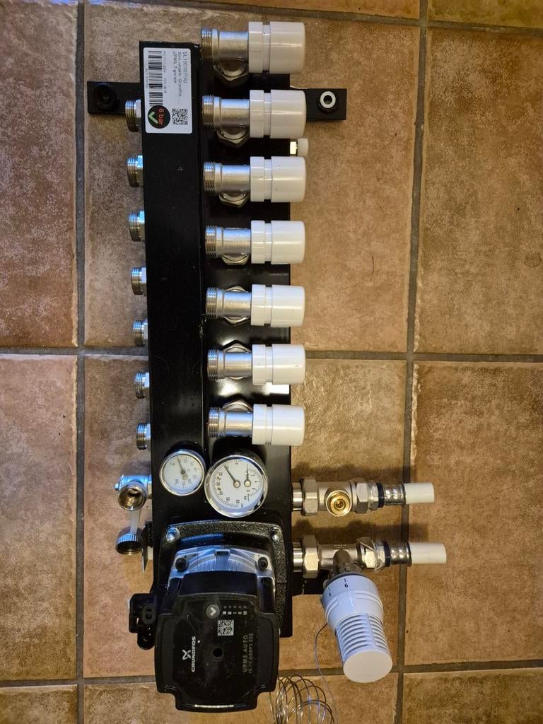 7 groeps grundfos verdeler, Doe-het-zelf en Verbouw, Verwarming en Radiatoren, Ophalen, Minder dan 60 cm, Overige typen, Minder dan 30 cm
