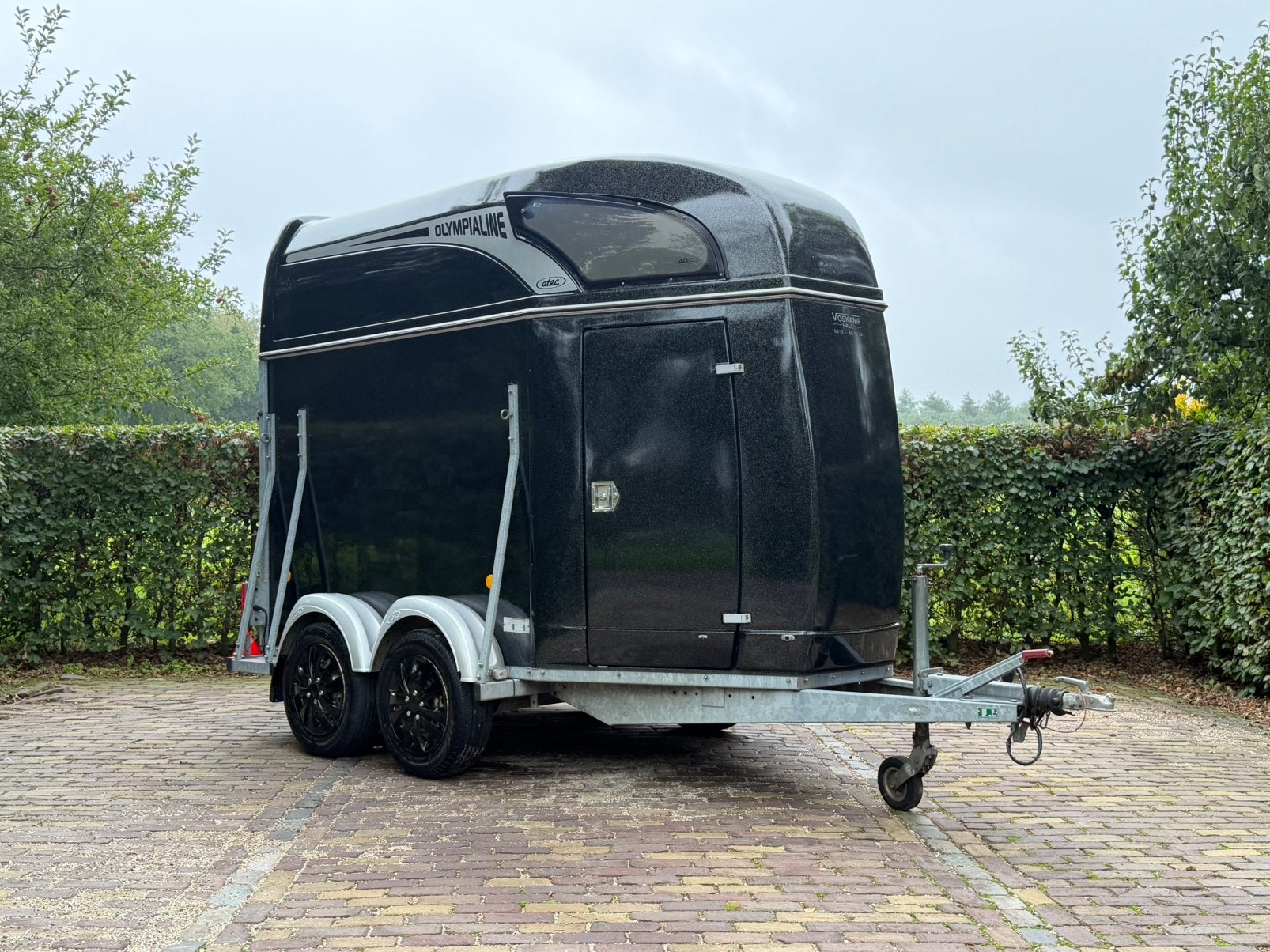 Prachtig mooie 1.5 paards atec met kunstof vloer, Dieren en Toebehoren, Ophalen, Zo goed als nieuw, 5453SL, Polyester