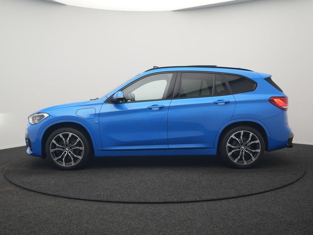 BMW X1 xDrive25e M Sport PHEV 221pk Dealer O.H | Trekhaak Af, Auto's, BMW, Gebruikt, Blauw, Leder en Stof, Bedrijf