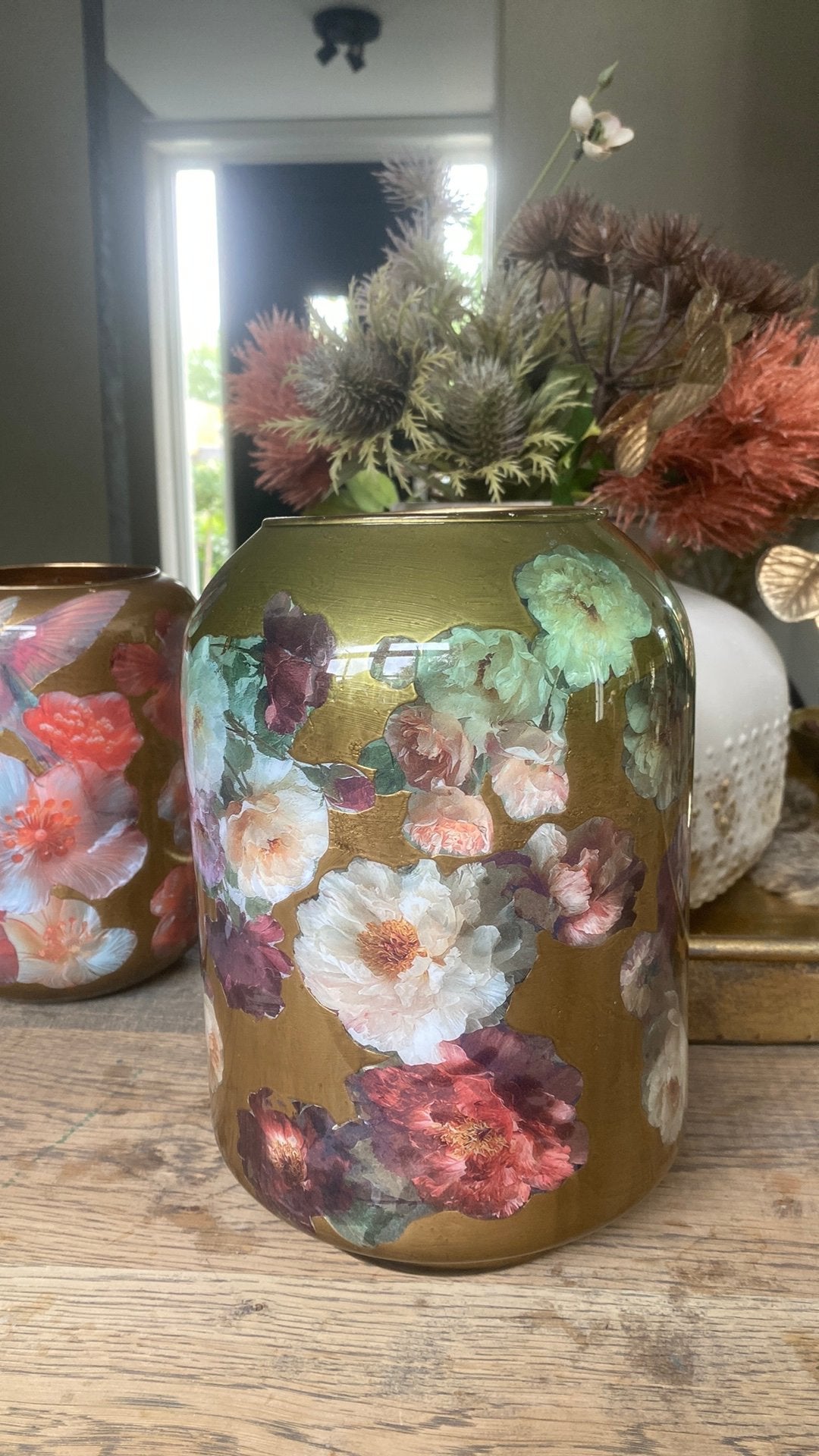 Gouden vaas met fuchsia bloemenprint, Ophalen