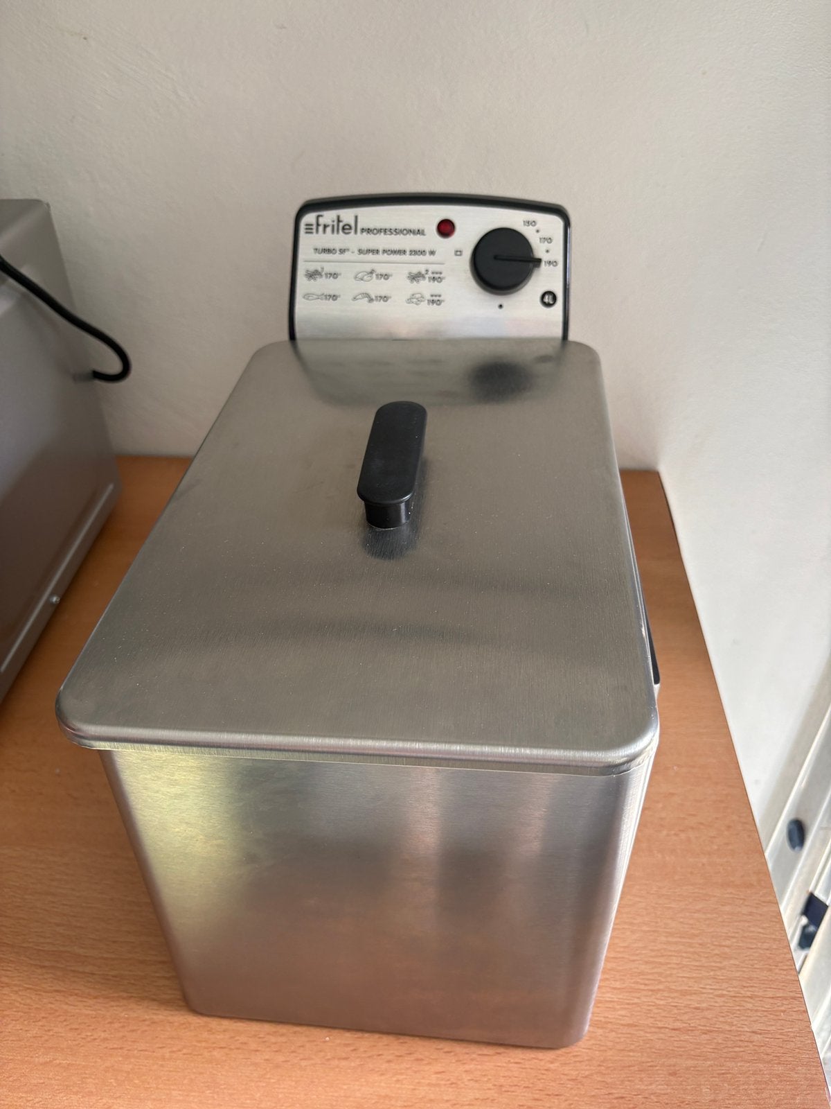 Fritel friteuse/frituurpan type 2354, 2 tot 3 liter, Ophalen of Verzenden, Zo goed als nieuw, Uitneembare binnenpan