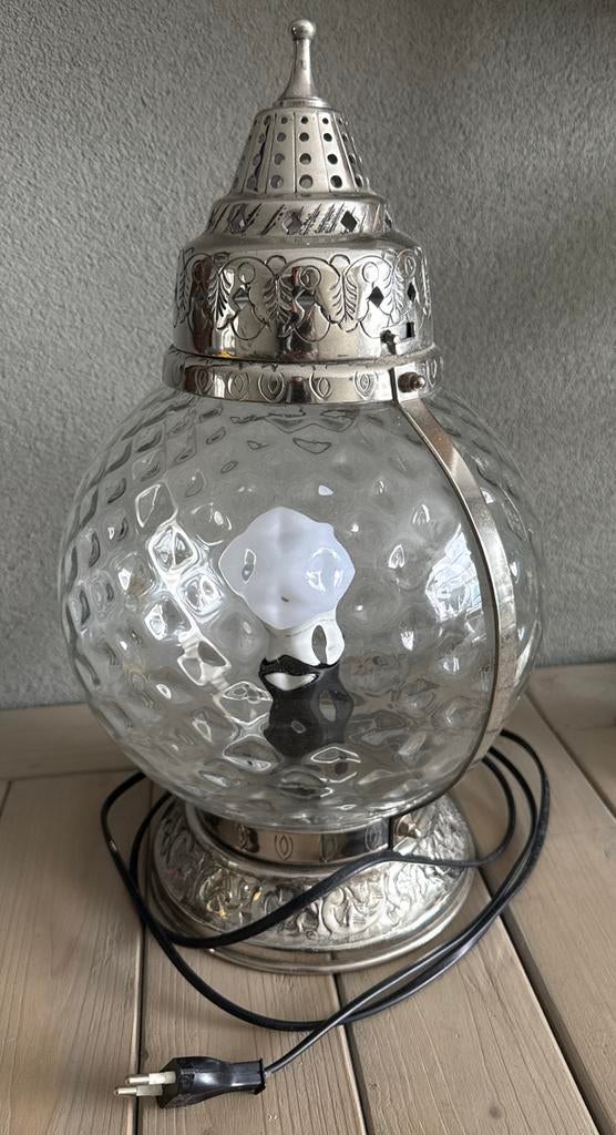 Decoratieve tafellamp met glazen bol en zilverkleurige detai, Ophalen of Verzenden, Gebruikt, Glas