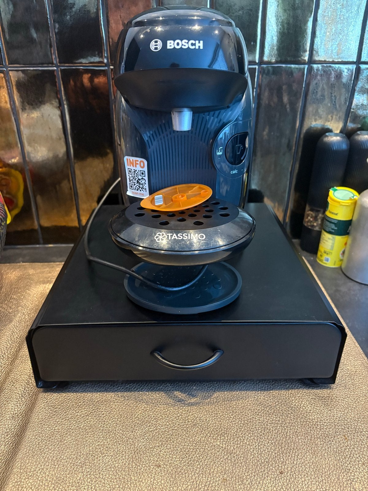 Bosch Tassimo koffiezetapparaat met cupjes organizer, Gebruikt, Koffiemachine, Ophalen of Verzenden, Koffiepads en cups