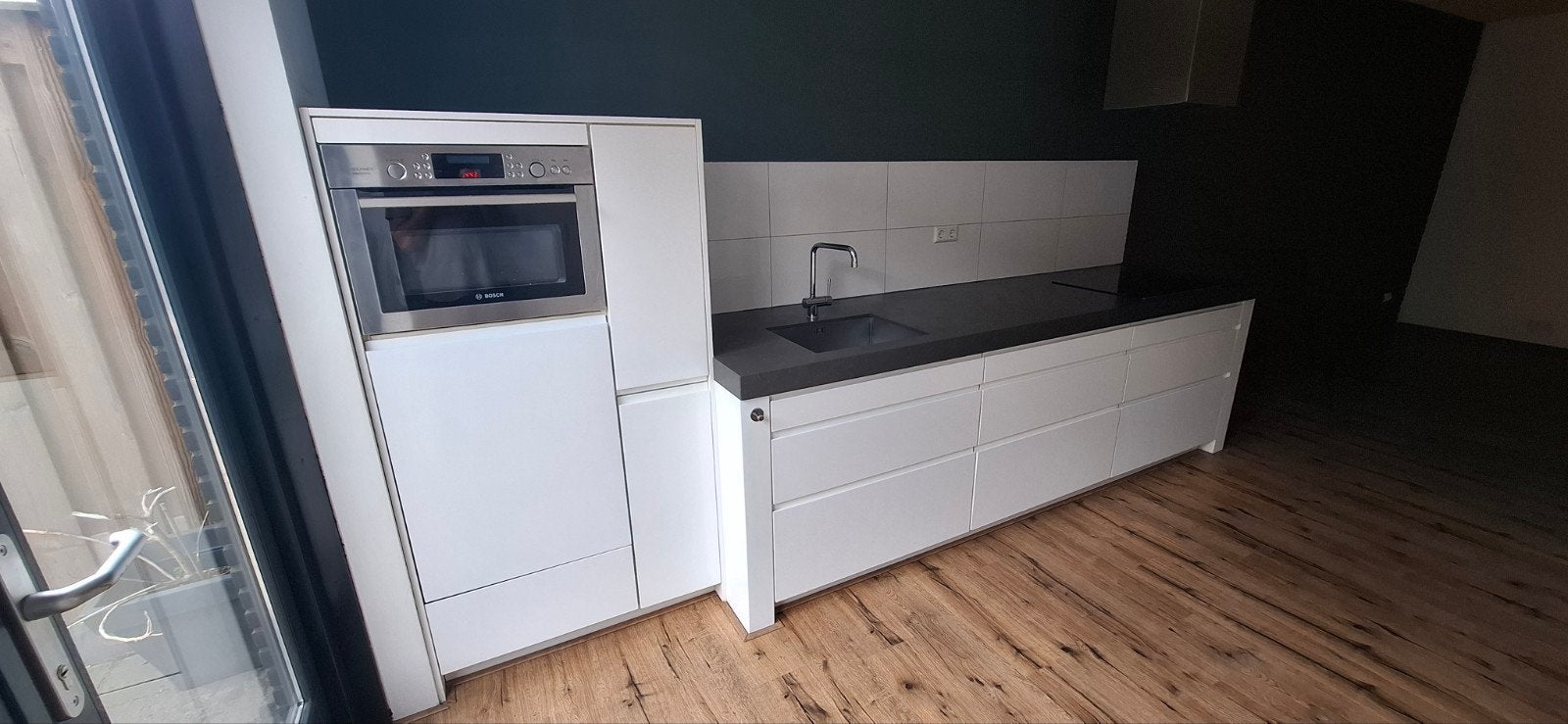 Witte hoogglans tulip inn keuken met granieten blad/apparaat, Gebruikt, Wit, Graniet of Steen, Enkelwandige keuken