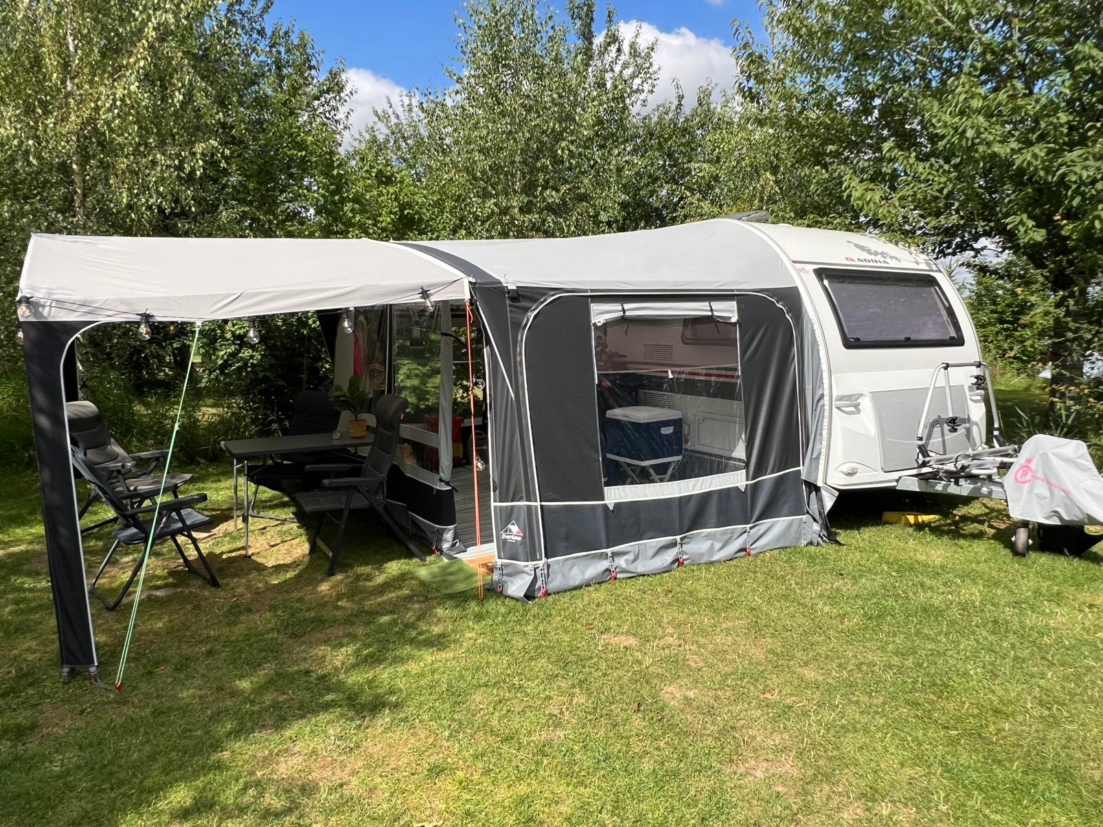 Zeer complete caravan Adria Aviva 390 PS + bijbehoren, Caravans en Kamperen, Vast bed, Treinzit, 750 - 1000 kg, Particulier