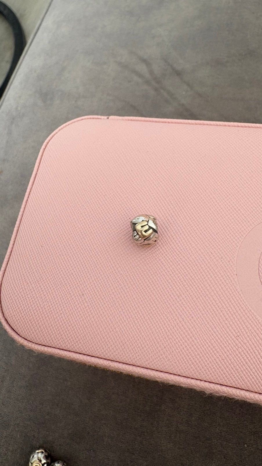 Pandora two tone bedel E, Ophalen of Verzenden, Zo goed als nieuw, Zilver, Pandora
