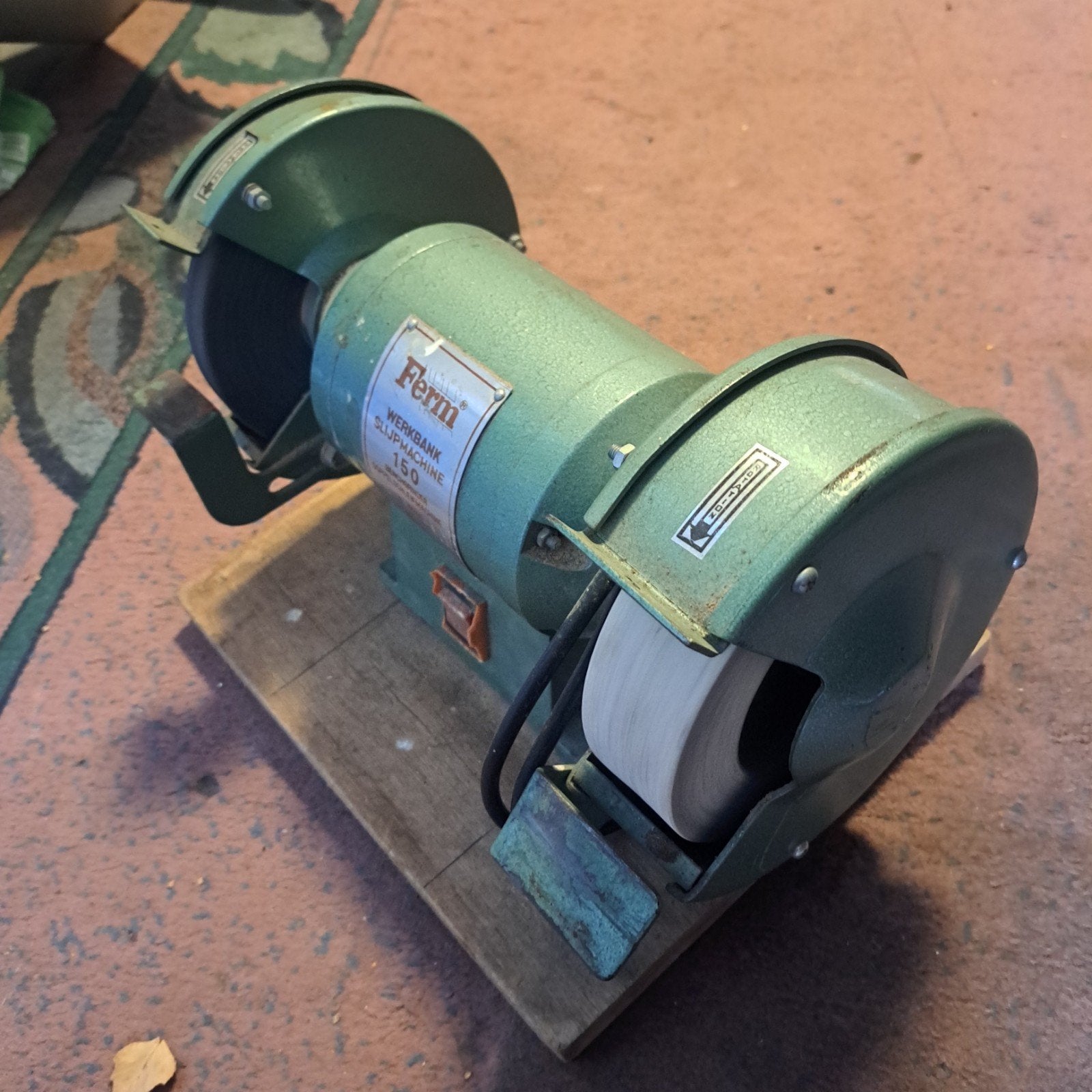 Ferm Werkbank Slijpmachine 150 - Benchgrinder, Doe-het-zelf en Verbouw, Ophalen, Gebruikt, Minder dan 700 watt, Werkbankslijpmachine