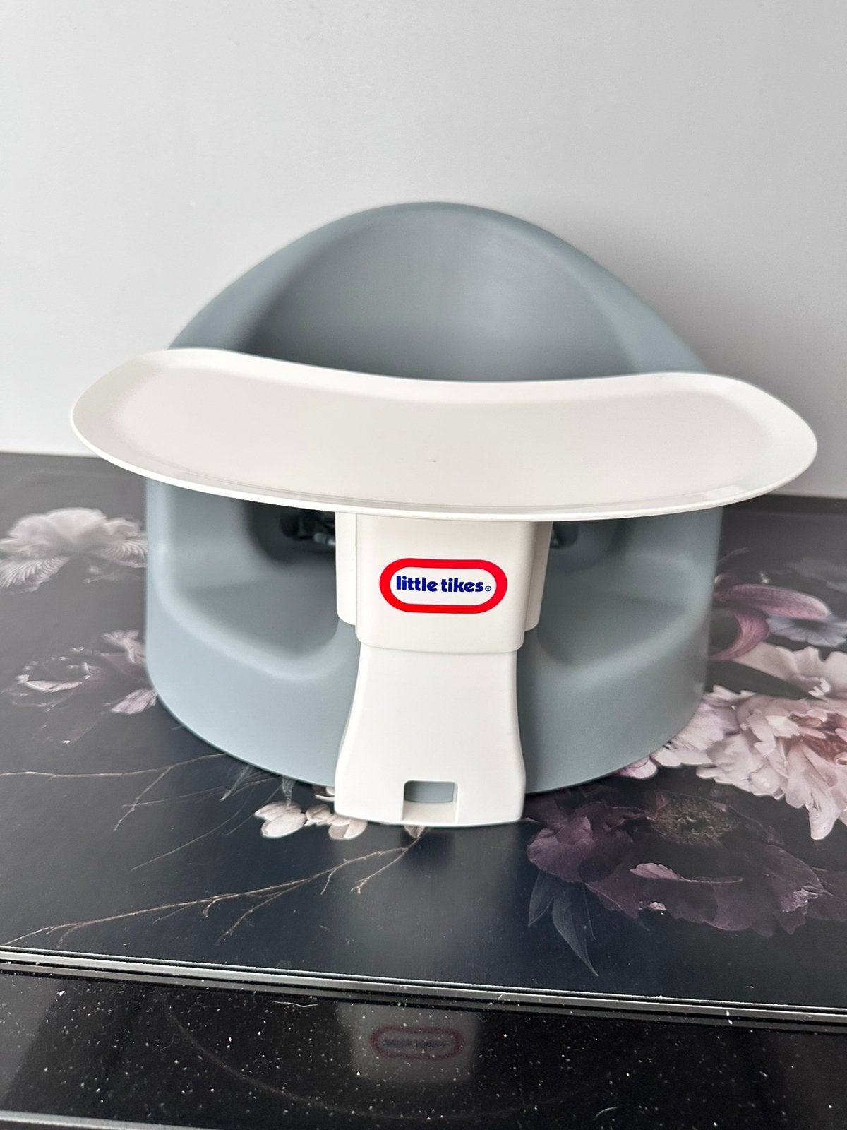 Vloerzitje grijs Little Tikes met eetblad, Kinderen en Baby's, Kinderstoelen, Ophalen, Nieuw, Overige typen, Gordel(s)