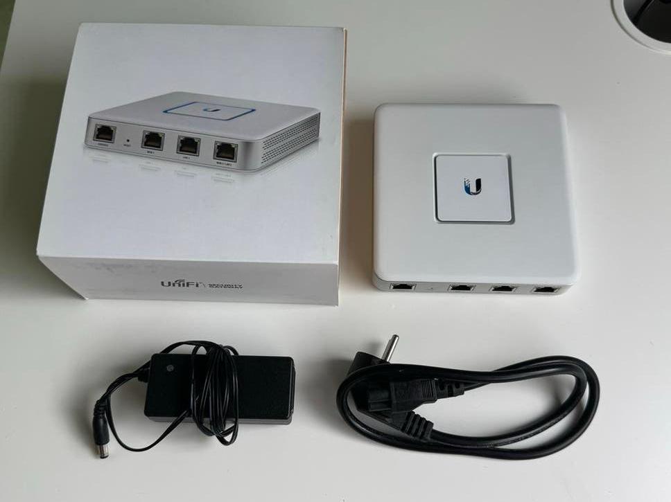 Ubiquiti UniFi Security Gateway (USG), Computers en Software, Routers en Modems, Ophalen of Verzenden, Zo goed als nieuw, Router