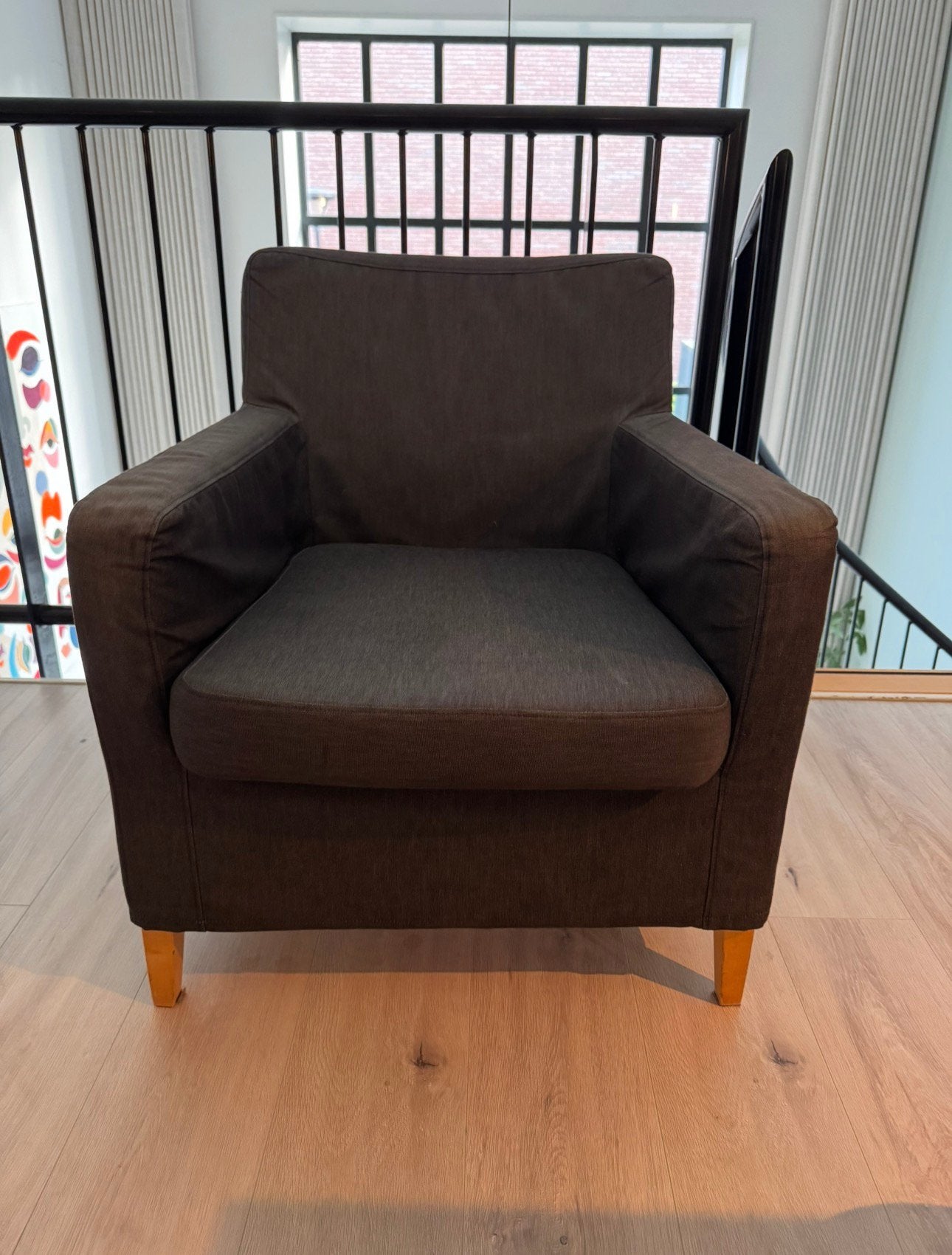 Ikea fauteuil donkergrijs Karlstad houten poten, Ophalen, Gebruikt, 75 tot 100 cm, 50 tot 75 cm