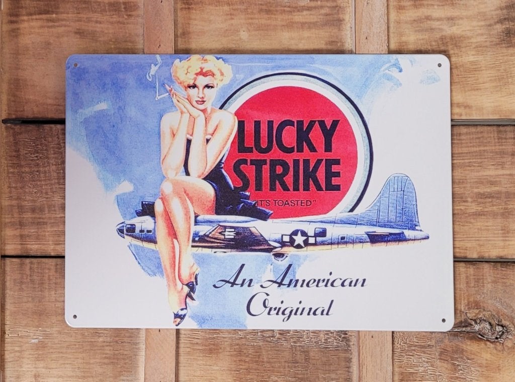 Lucky Strike pinup vliegtuig reclamebord van metaal wandbord, Reclamebord, Info@deconoord.nl, Deco Noord, Nieuw