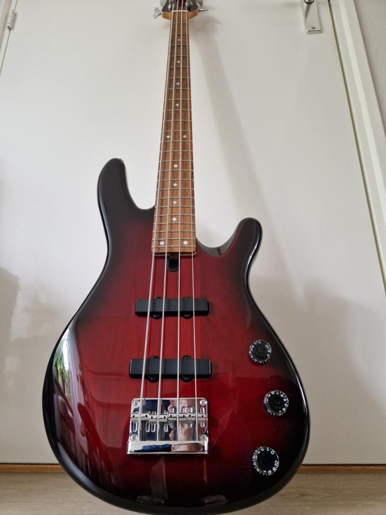 Yamaha BB404 Bassgitaar, Muziek en Instrumenten, Snaarinstrumenten | Gitaren | Bas, Ophalen